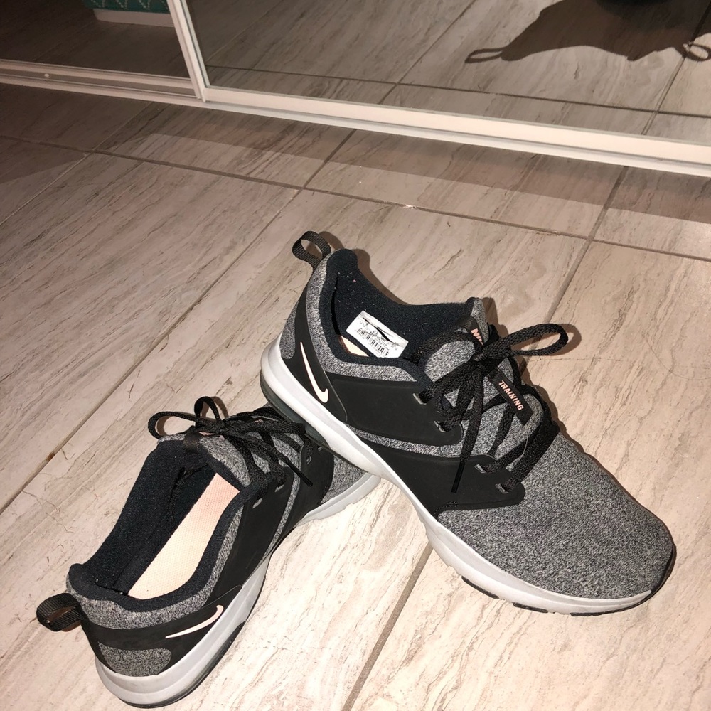 LOW PRICE Brand new nikes in size 9.